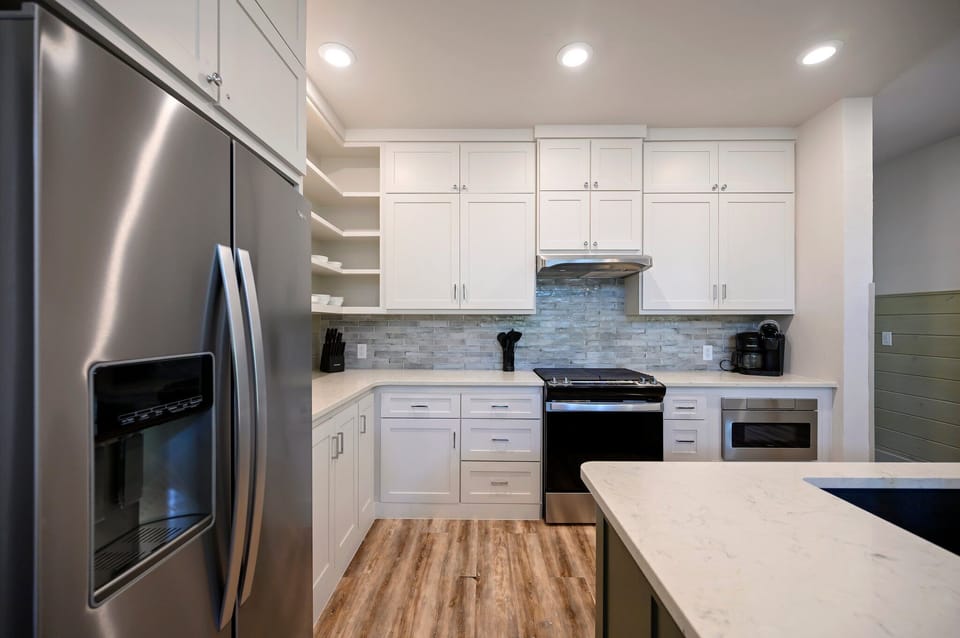 All the large/small appliances you'll need are here!