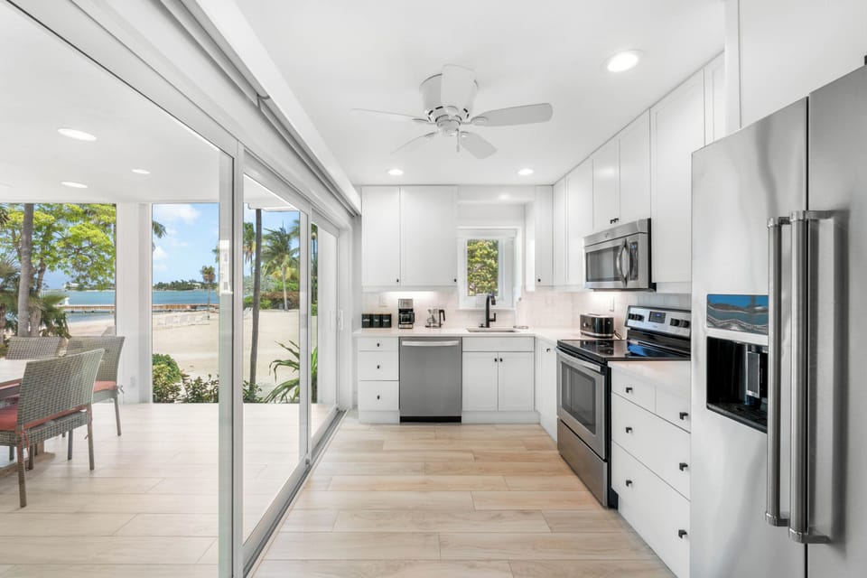 Full kitchen with walk out access to the screened lanai. 