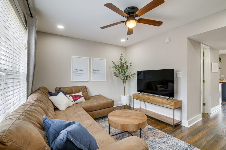 Oxford Vacation Rental | 2BR | 2BA | 1,100 Sq Ft | Small Step for Entry