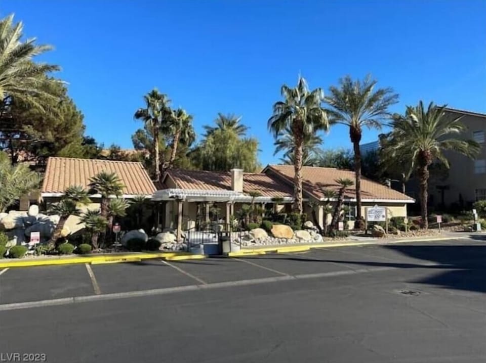 Clubhouse and management office
Meeting place for Uber/Lyft and taxi’s