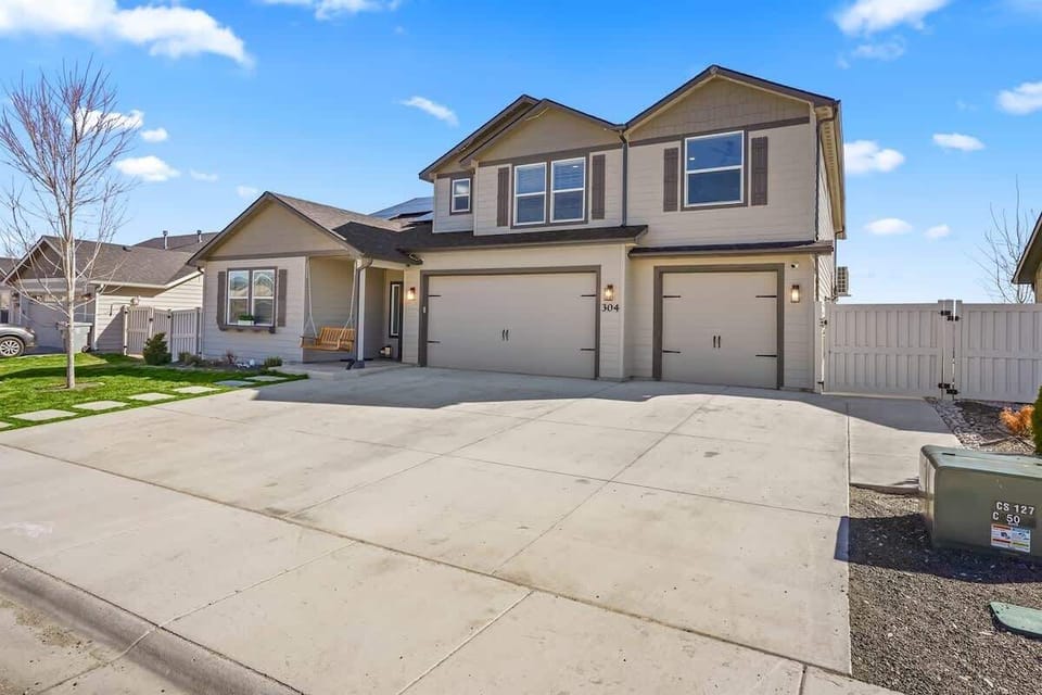 Spacious 6 Bedroom Home + Guest House in Caldwell, Idaho
