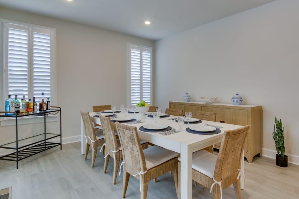 Dining Area | Dishware & Flatware Provided