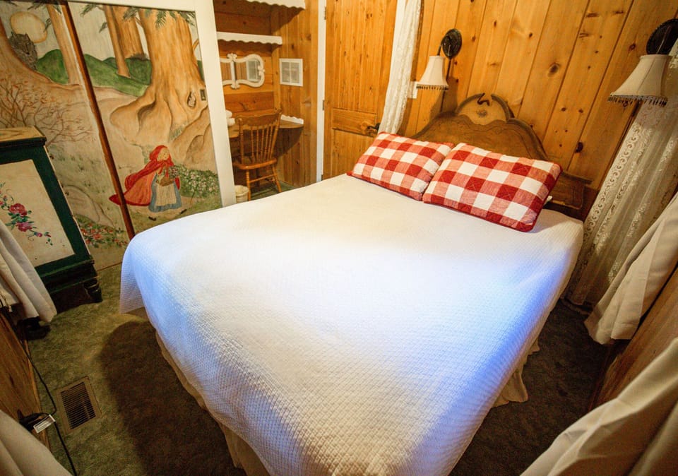 Little Red Riding Hood Room (Downstairs)