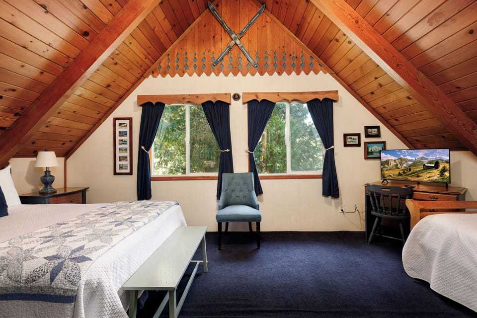 Upstairs Bedroom with Queen Bed and Daybed with Trundle
