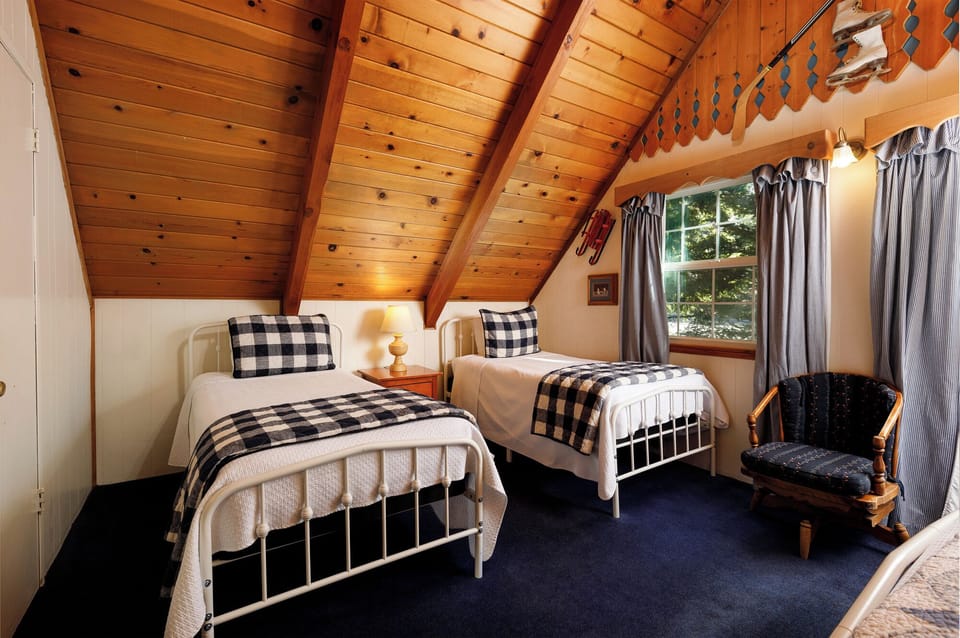 Upstairs Bedroom with Queen Bed and Twin Beds