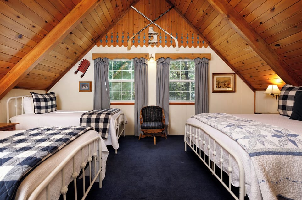 Upstairs Bedroom with Queen Bed and Twin Beds