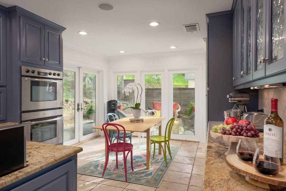 Kitchen & Breakfast Area