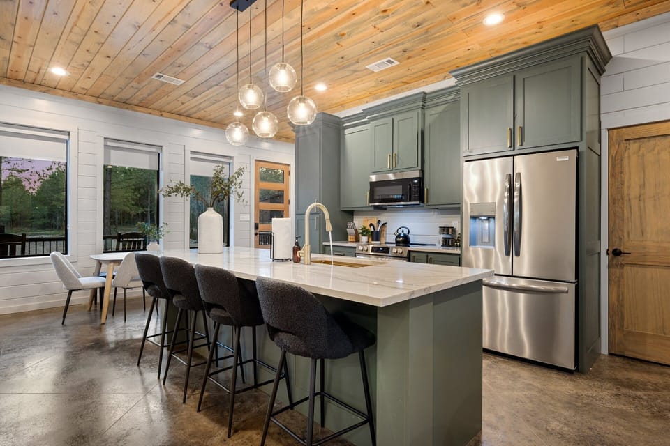 Kitchen with island counter space