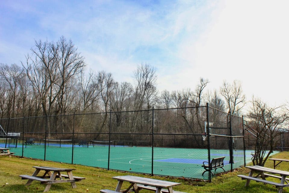 Chalet on the Lake 55 w/ Beach Access, Pools, Sport Courts, Fishing Pond & more! House in Lincoln Township