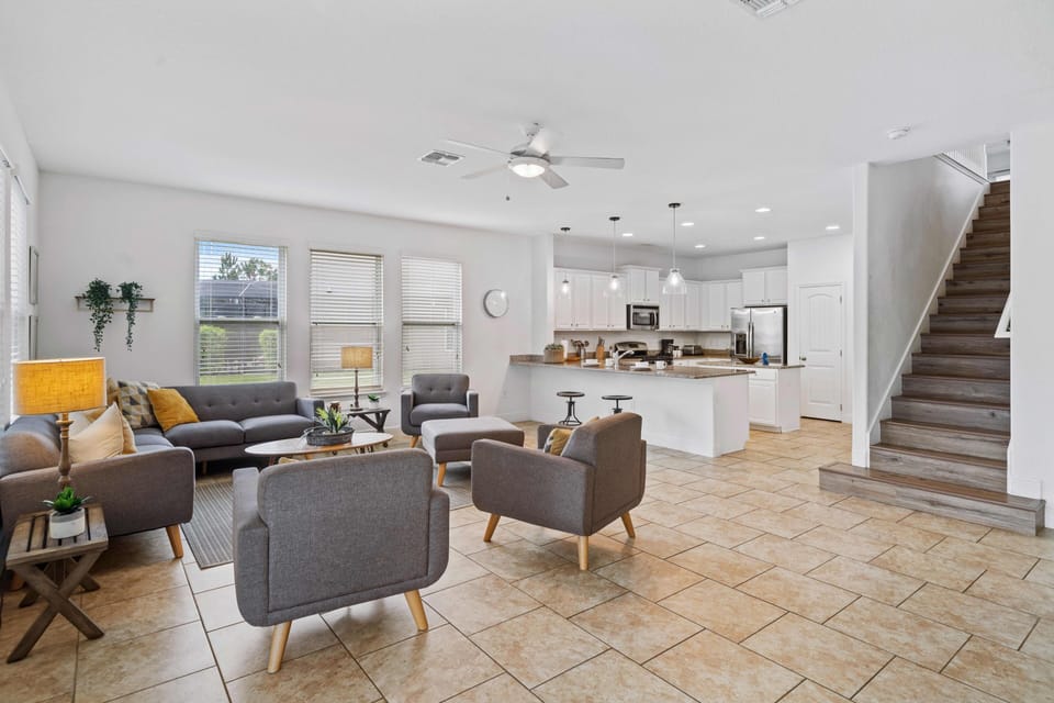 Spectacular Living area of the home in Davenport - Cozy sofas to relax after the day full of adventure - Stunningly located windows with mesmerizing outside views - Elegantly decored space - Completely bright and airy living space