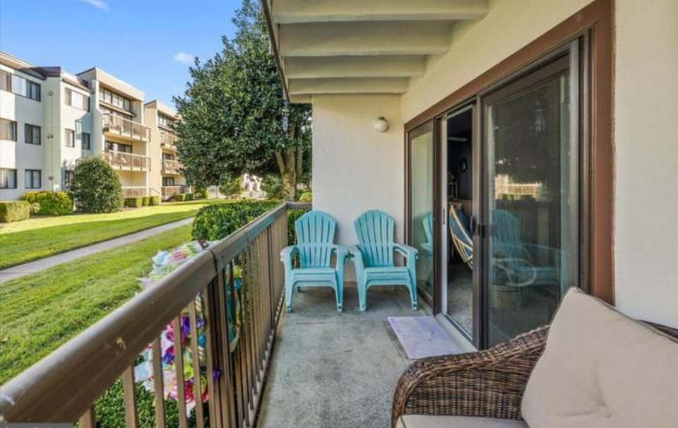 Balcony w/chairs