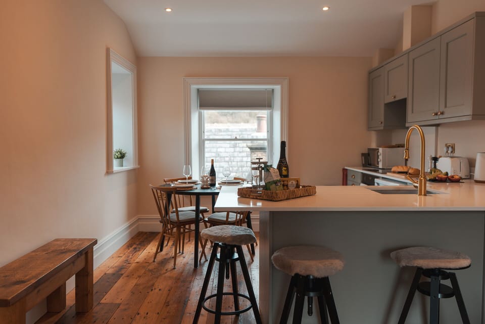 Francis -Dining table and breakfast bar