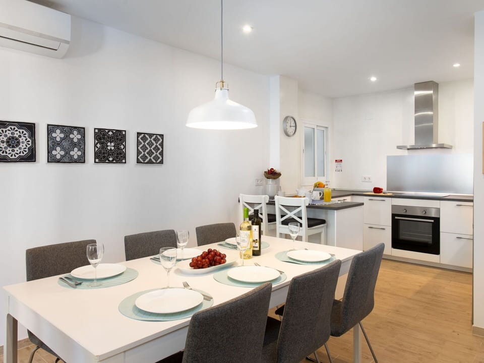 Table, Furniture, Property, Chair, Interior Design, Lighting, Kitchen & Dining Room Table, Flooring, Building, Floor