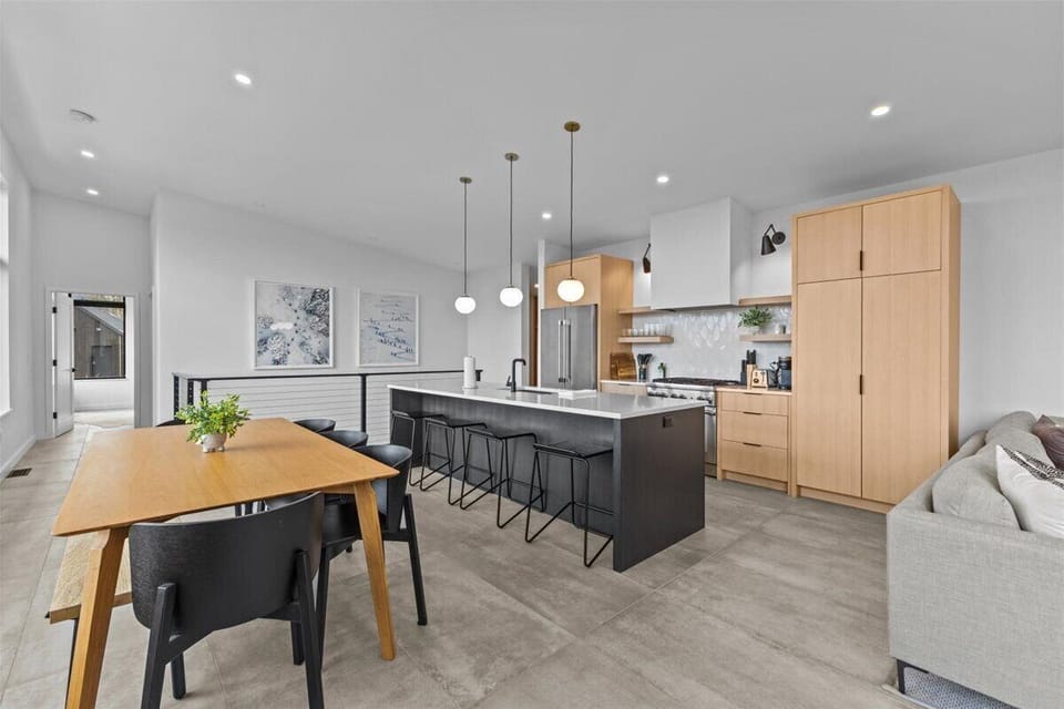 BRAND NEW! Modern Design with Mountain Views! (2850)