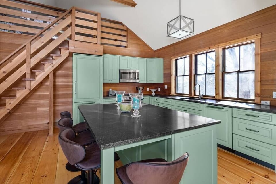 Gorgeous unique space minutes from Stowe mountain (362)