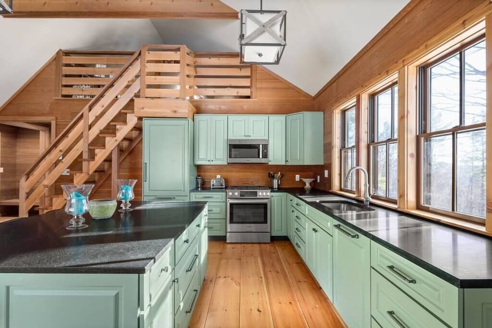 Gorgeous unique space minutes from Stowe mountain (358)