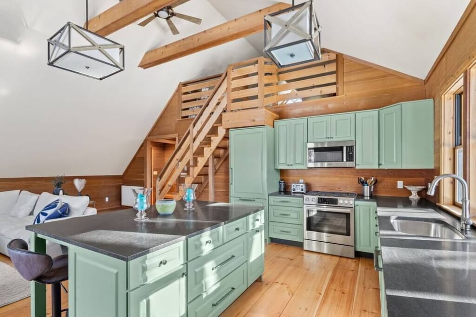 Gorgeous unique space minutes from Stowe mountain (352)