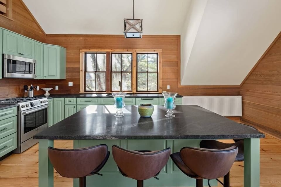 Gorgeous unique space minutes from Stowe mountain (354)