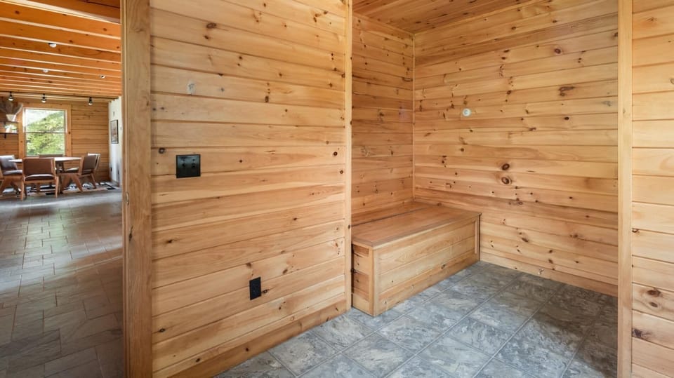 Mountain Majesty: Timber Lodge with Stunning Views (2382)