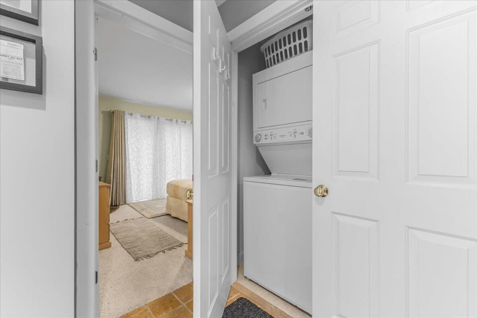 Gorgeous 3 bedroom in popular Stowe location. (7359)