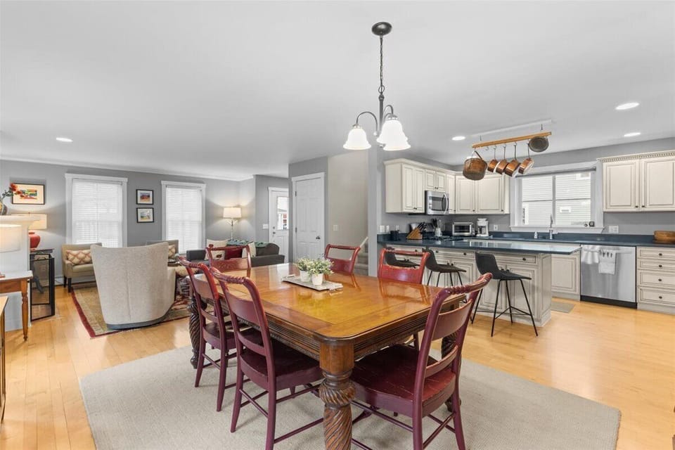 Gorgeous 3 bedroom in popular Stowe location. (7347)