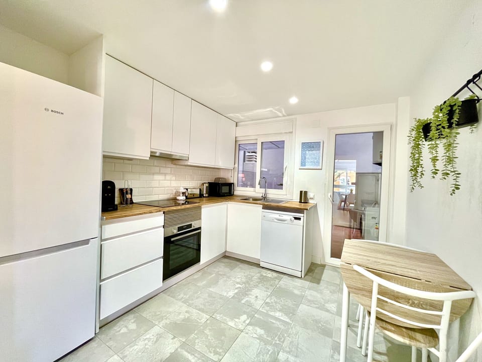 Enjoy our modern, fully equipped kitchen, where natural light floods the space and connects perfectly with a charming interior terrace. The terrace, furnished with garden furniture, invites you to enjoy outdoor meals in a relaxing atmosphere.