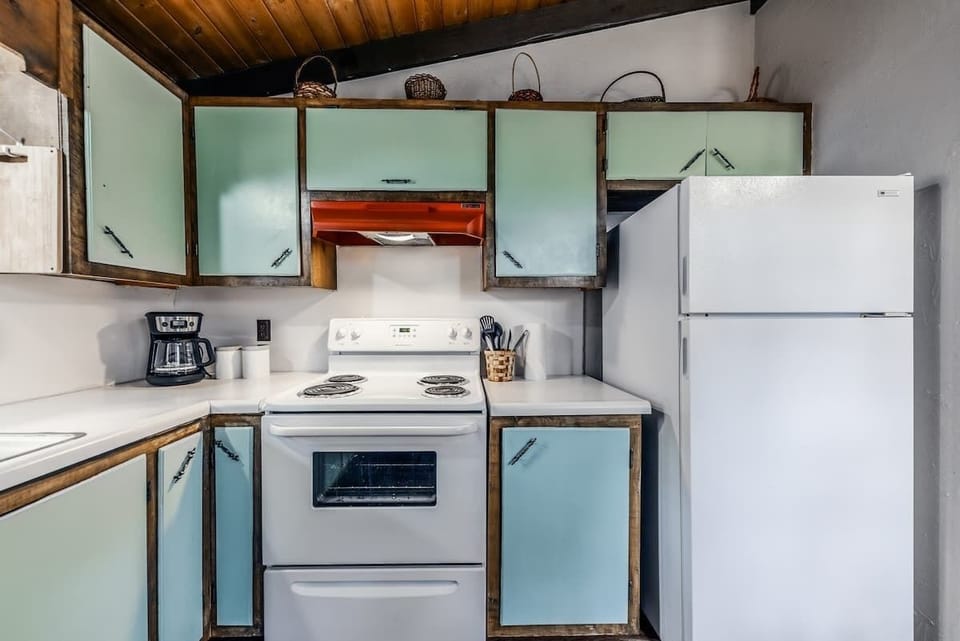 Fully equipped kitchen and a beautiful wood table for family meals or morning coffee.