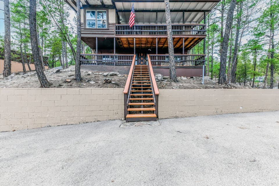 Rustling Pines — a spacious mountain retreat nestled in the tall pines of Ruidoso.