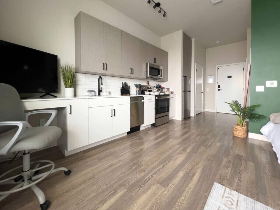 Kitchen Charm: Explore Your Culinary Skills in Our Bright and Welcoming Space! #CloudStays