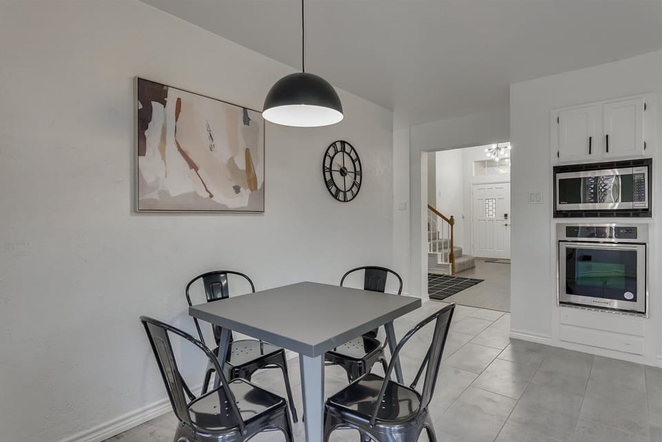 Four-people dining table in the Kitchen