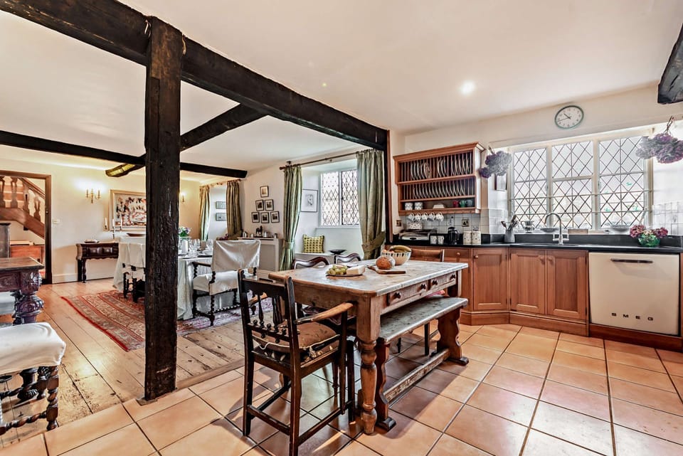 The Court House Kitchen/ Dining Room - StayCotswold