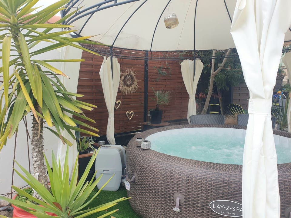 Outdoor spa tub
