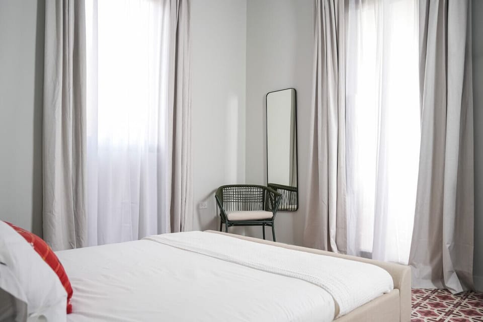 Queen bed and access to private balcony - bedroom 1