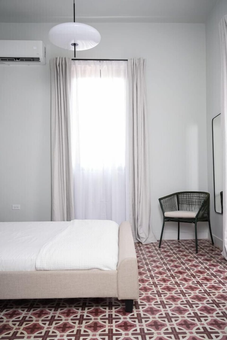 Queen bed and access to private balcony - bedroom 1