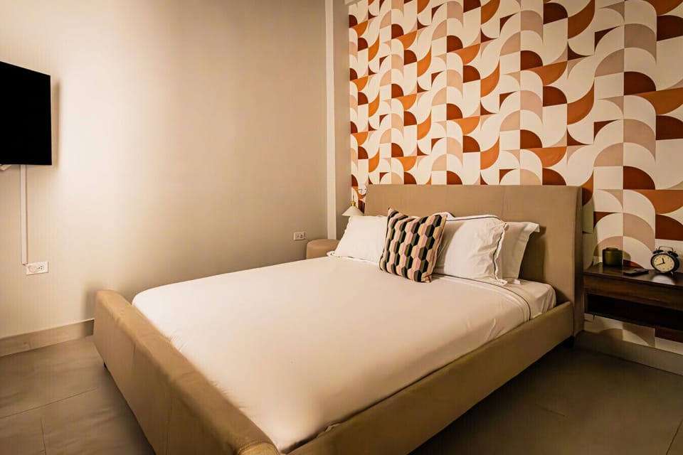 Second bedroom queen bed