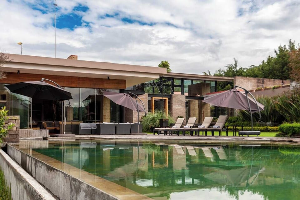 La alberca cuenta con terraza y muebles de exterior.