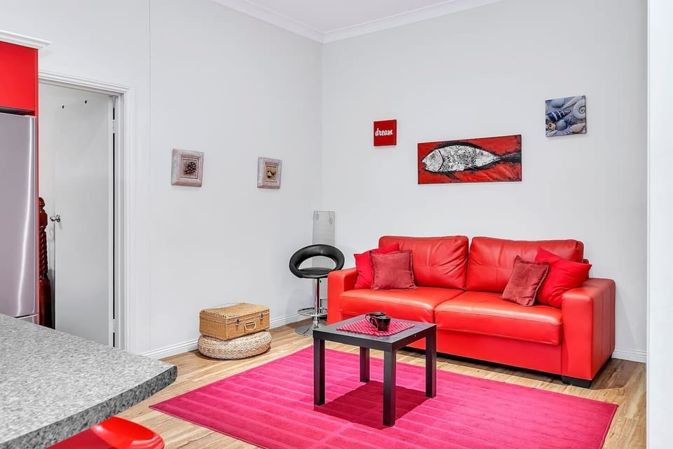 An additional seating area off the kitchen allows for conversations with the cook or a comfortable spot to curl up with your favourite novel.
