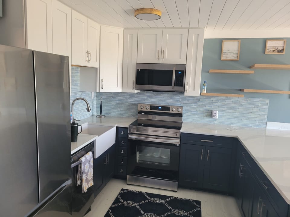 Full size kitchen, microwave, stove/oven. Dishes, glasses & silverware for 4.