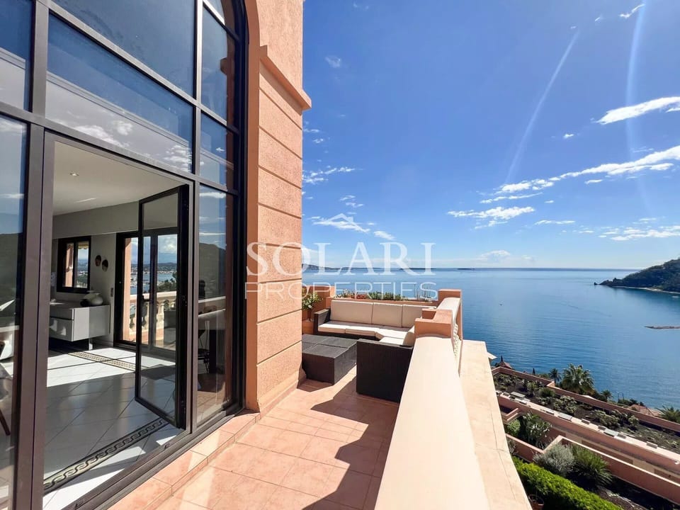 Grande terrasse et vue mer