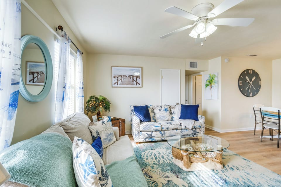 Living Room | Free WiFi | Central A/C & Heating | Smart TV