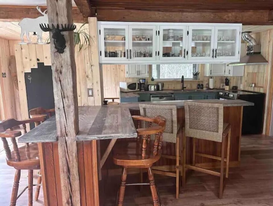 Island and counter eating area 5 settings