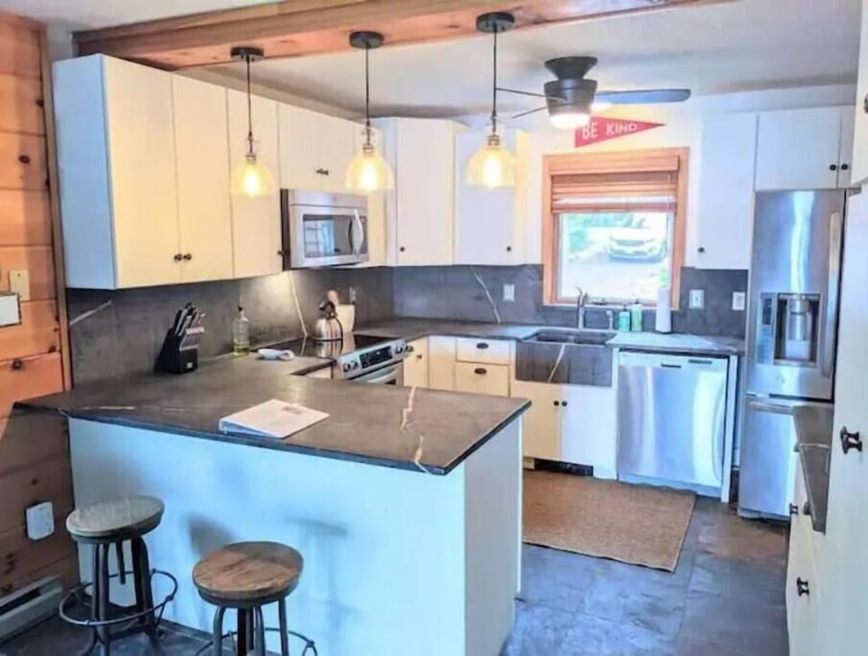 A fully equipped kitchen to meals for your friends and family.