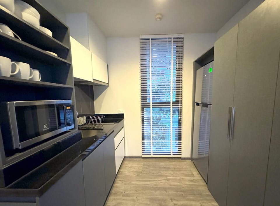 The Deck 2br, walk to beach, rooftop pool & gym (11677)