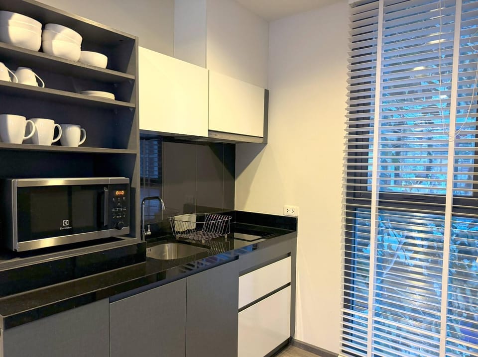 The Deck 2br, walk to beach, rooftop pool & gym (11676)