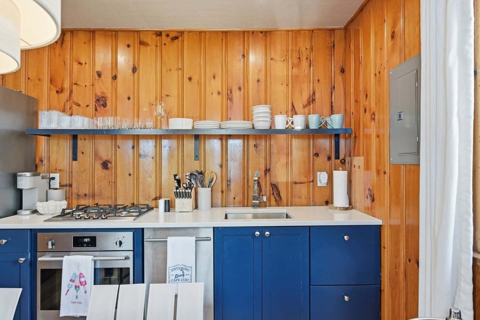 Beautiful, updated kitchen perfect for meals with family and friends.