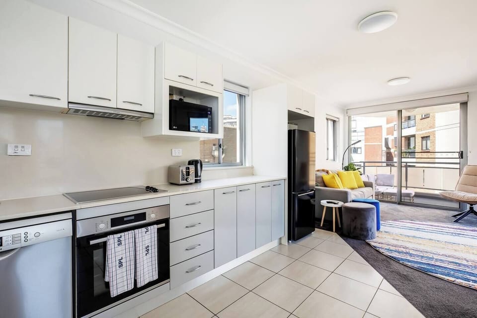 The kitchen comes well equipped for your holiday catering and you’ll also find countless cafes and restaurants close by.
