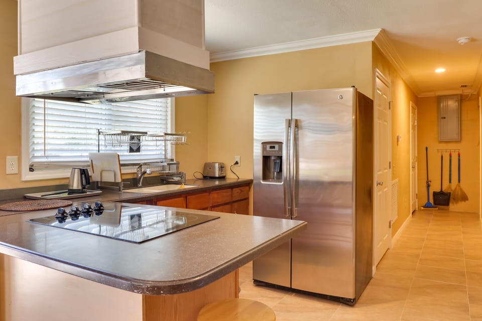 Kitchenette | Cooking Basics | Drip & Pod Coffee Makers | Toaster | Microwave