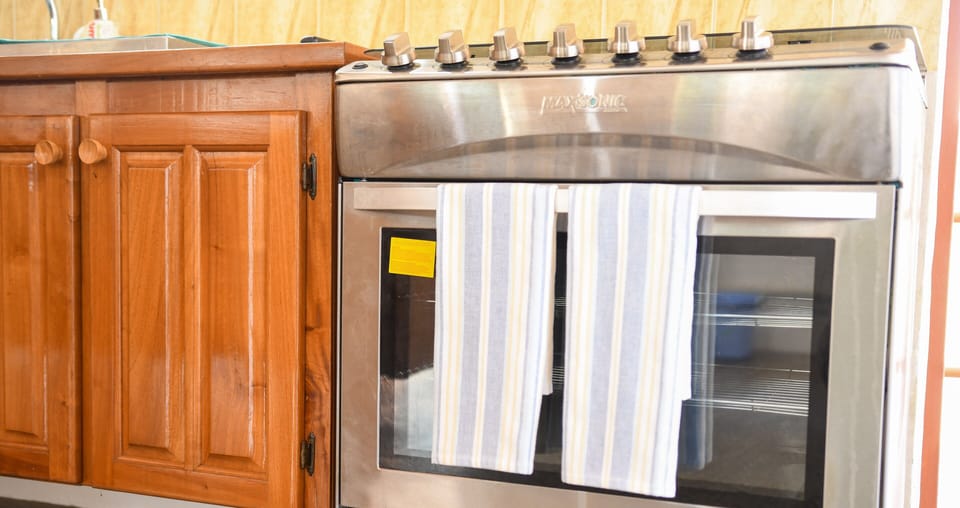 Gas 5 burner stove w. oven