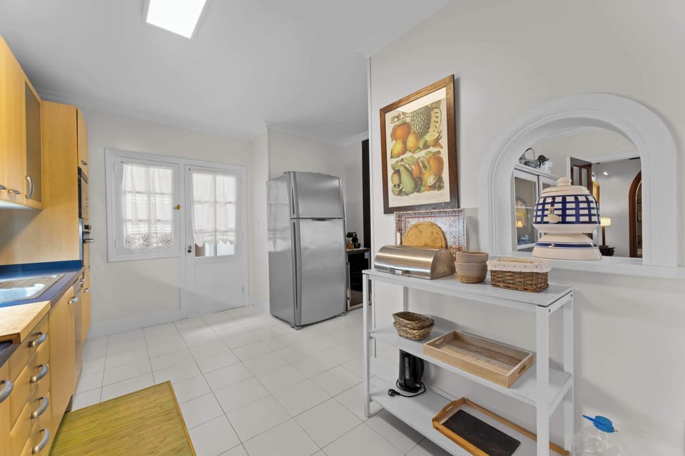 Cocina Completa en Evergreen, puerta del fondo da acceso a la zona de Lavandería y Dormitorio 4. 