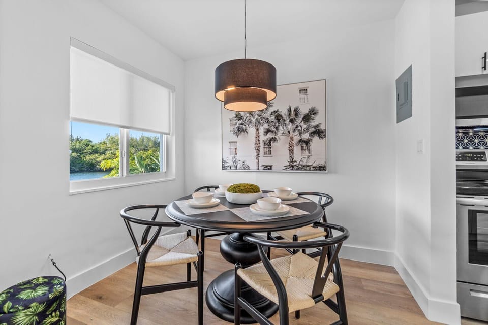 Dining table seats 4